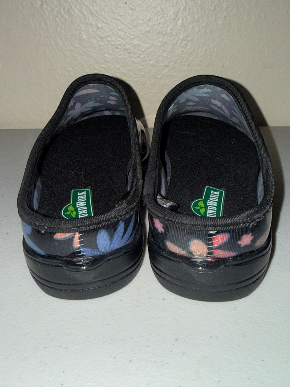New Grounded Work Garden shoes size 8 Women's Black Floral Garden Clogs - Picture 2 of 8